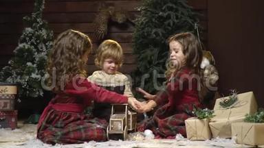 三个小朋友坐在礼物中间<strong>拍拍</strong>手，慢动作